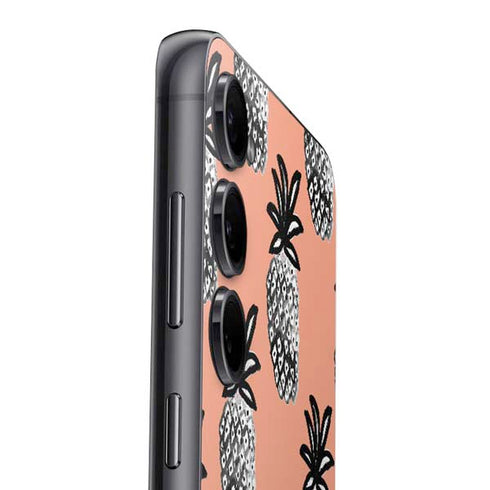 Bouffants and Broken Hearts Gray Scale Pineapple Galaxy S25 Skin